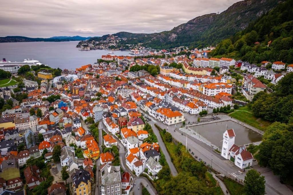 Leilighet I Bergens Vakreste Gate - Nydelig Utsikt Over Innseilingen Til Bergen! Exterior foto